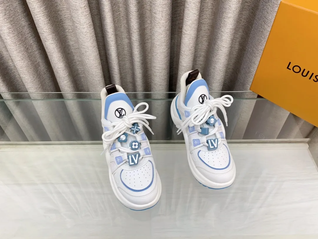 👟👟Ex-factory price 760👟👟 Louis Vuiton·Louis Vuitton 24/ New Chinese Valentine's Day limited edition LV Archlight series arch sole dad shoes casual thick-soled lace-up sneakers top version🔝original purchase, development and production👍🏻 This LV dad shoe features an eye-catching wavy sole and large tongue. It is equipped with a sporty super-elastic running shoe style rubber outsole, which is very eye-catching. It is also combined with a soft and elastic upper made of a variety of high-tech fabrics, making the upper foot comfortable and soft! 🤩 Fabric: Original custom-made first-layer cowhide + technical fabrics Lining: Original imported breathable mesh lining + cowhide foot pads Sole: Original molded correct U-shaped arch outsole Bottom thickness: about 5cm Size: 35-39 (40.41 custom-made, non-refundable)